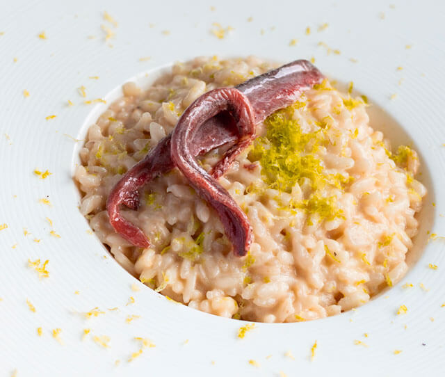 Risotto alle acciughe, pomodori secchi e olive nere in pentola a pressione.  Una ricetta semplice e rapidissima. - Mangia Bevi Godi - Blog di cucina e  ricette, Ricetta